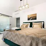 Adria Maria פריבלאקה