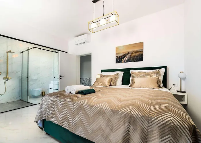 Adria Maria פריבלאקה